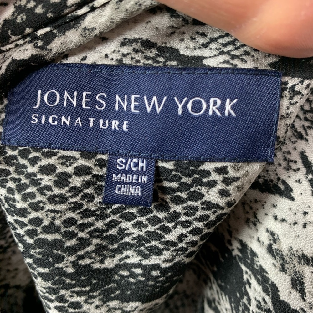 EUC Jones New York Signature Snakeskin Blouse - Picture 5 of 6
